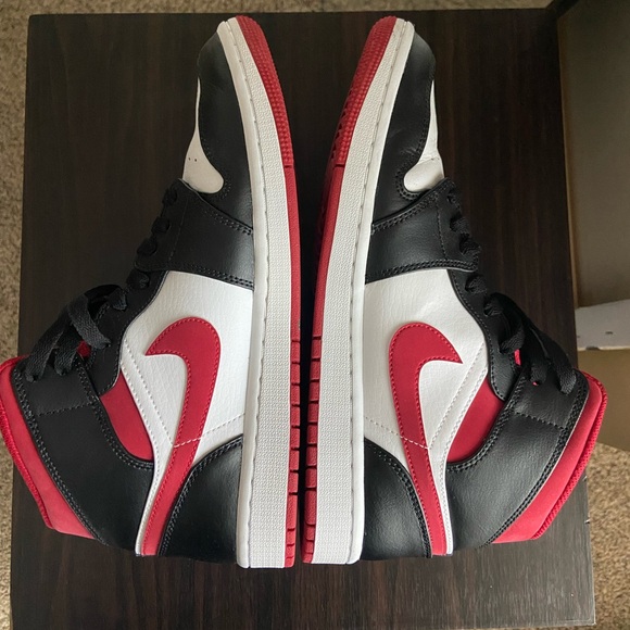 Black and red mid Jordan 1’s - Picture 1 of 8
